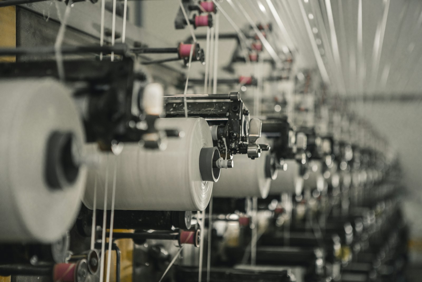 Spinning machines winding cream yarn in an empty mill